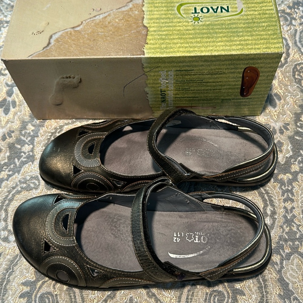 Leather shoe/sandal.  Called Rongo.